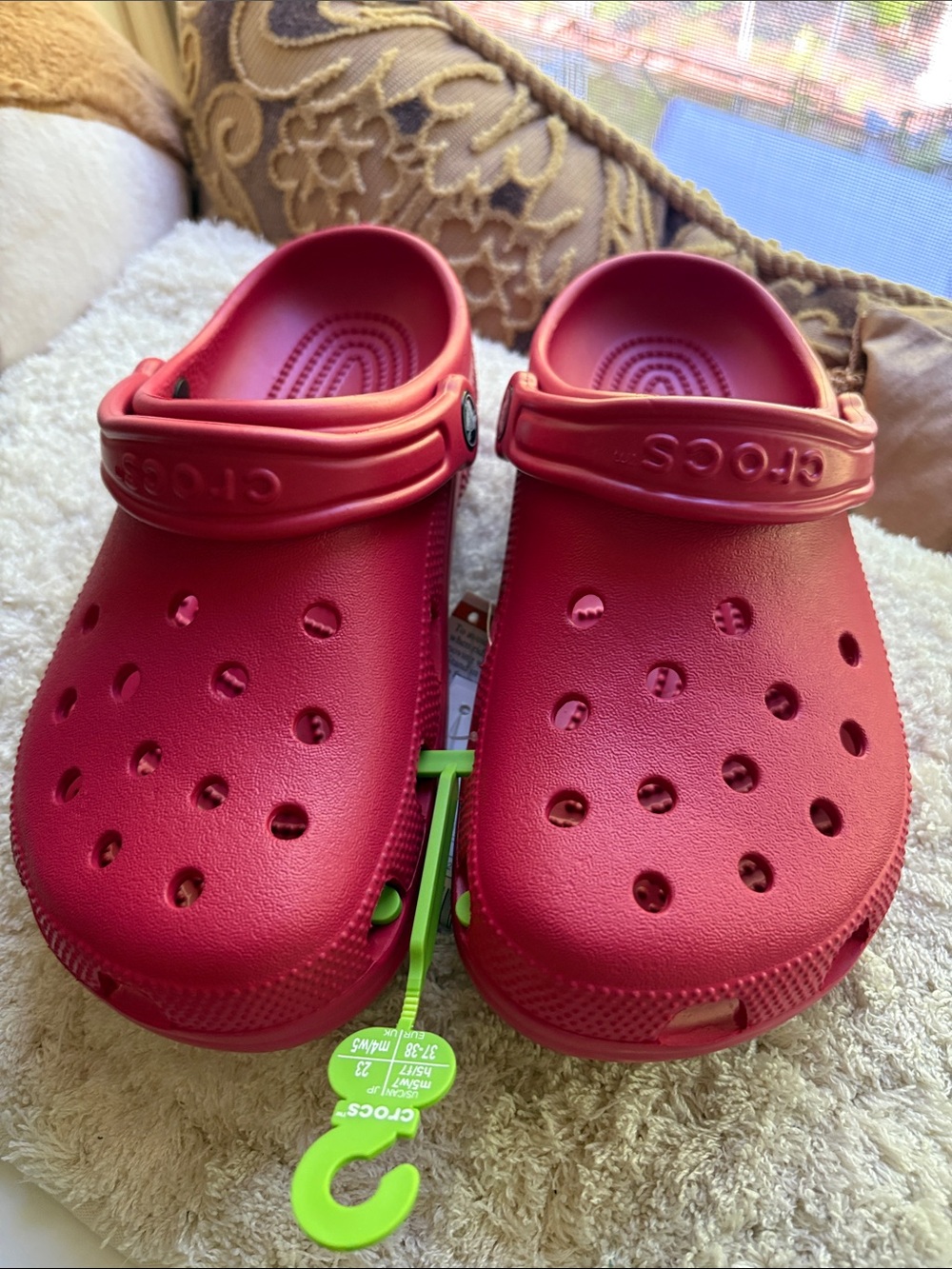 CROCS Classic Clog in Bright Red